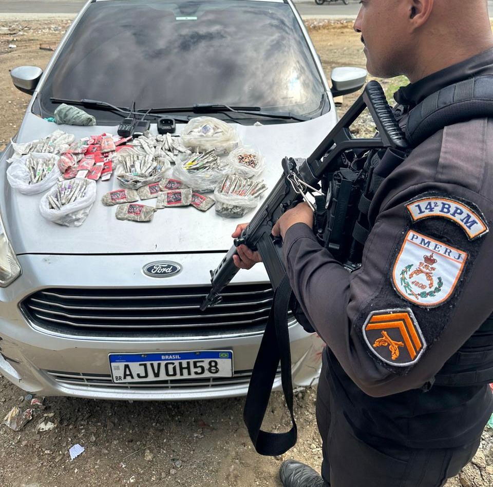 14º BPM apreende carro roubado e drogas na Vila Kennedy